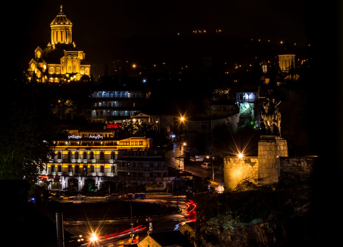 Собор Святой Троицы в Тбилиси ночью
