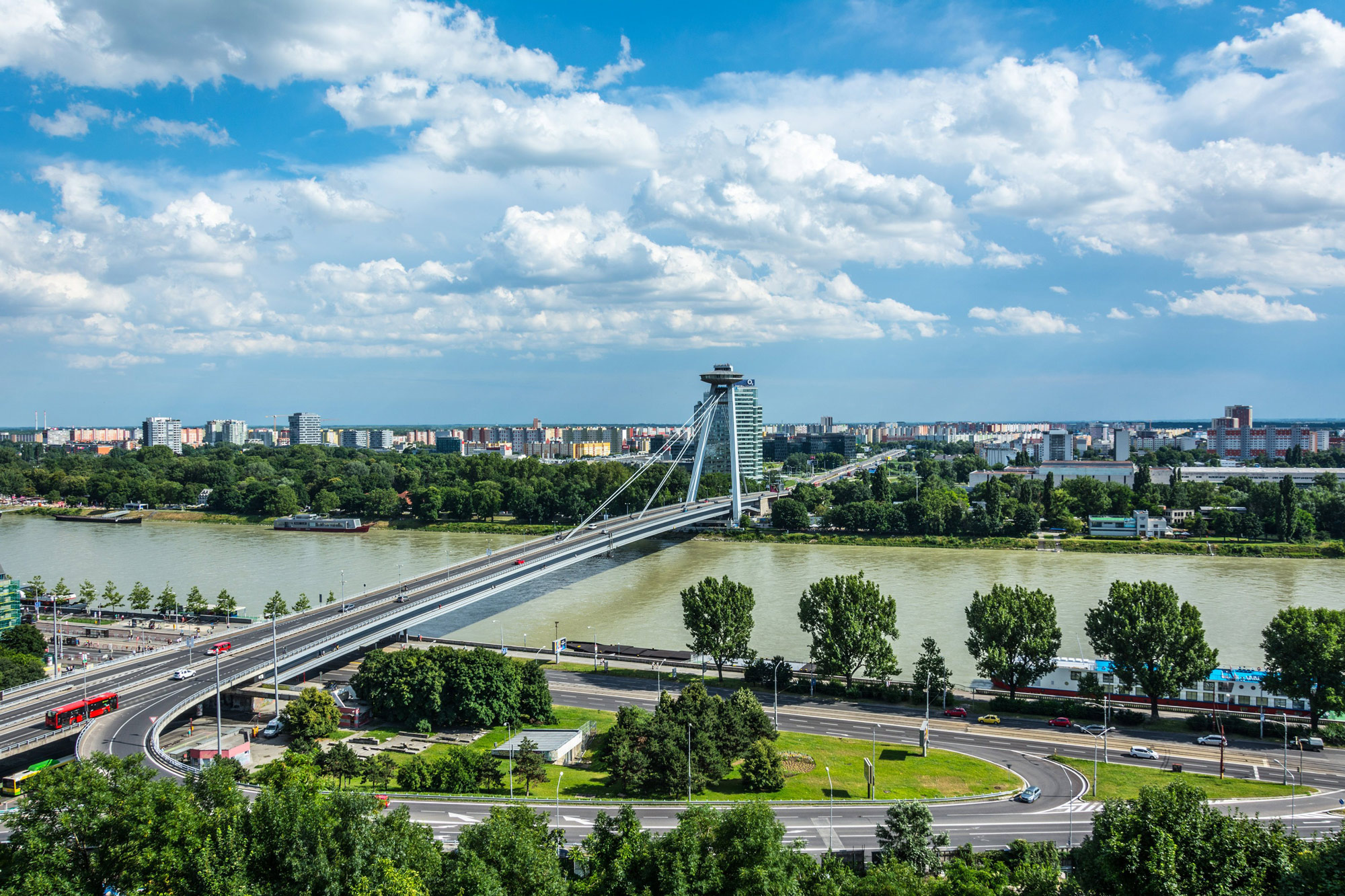 Братислава: вид на Дунай и на Новый мост со смотровой площадки