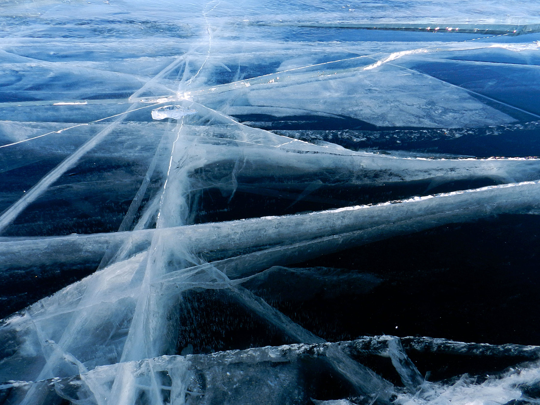 Трещины на льду Байкала - Когда замерзает Байкал?
