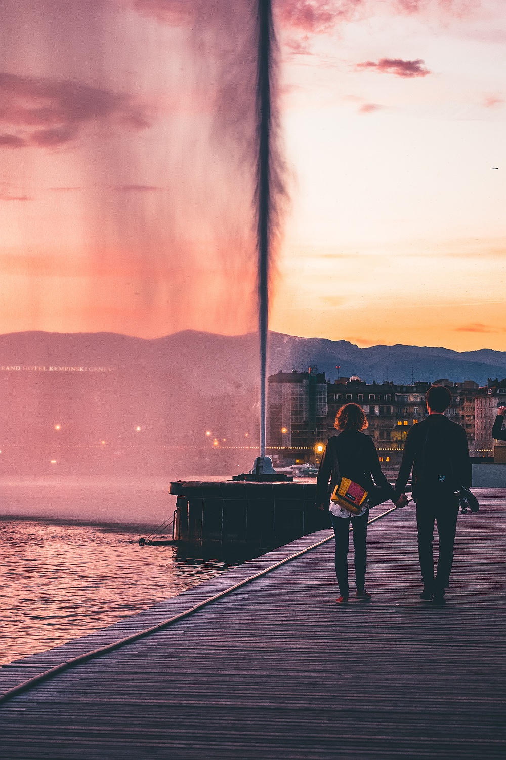 Туристы гуляют возле фонтана Же-До в Женеве