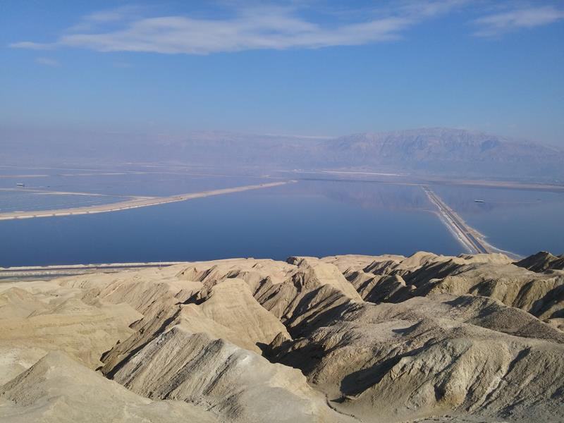 Путешествие по пустыням Израиля: пейзаж (вид на Мертвое море)