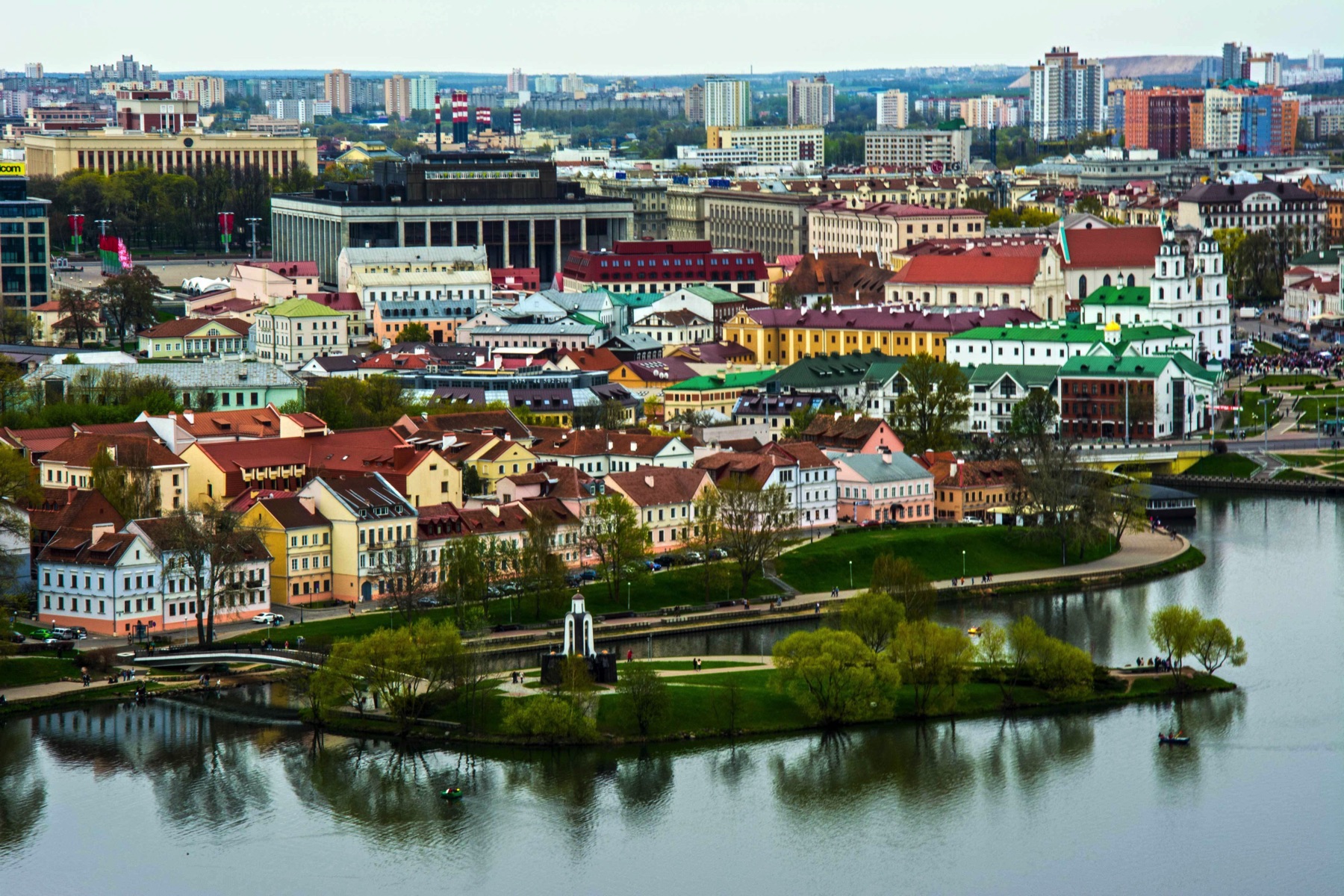 Вид на Остров слёз и "Верхний город" со смотровой площадки гостиницы "Беларусь"
