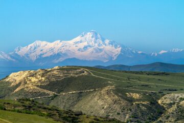 Казбеги: вид на гору Казбек