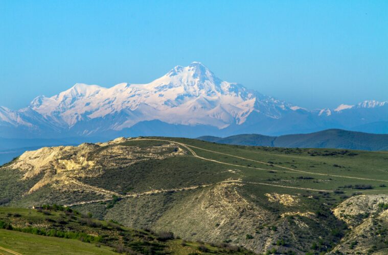 Казбеги: вид на гору Казбек