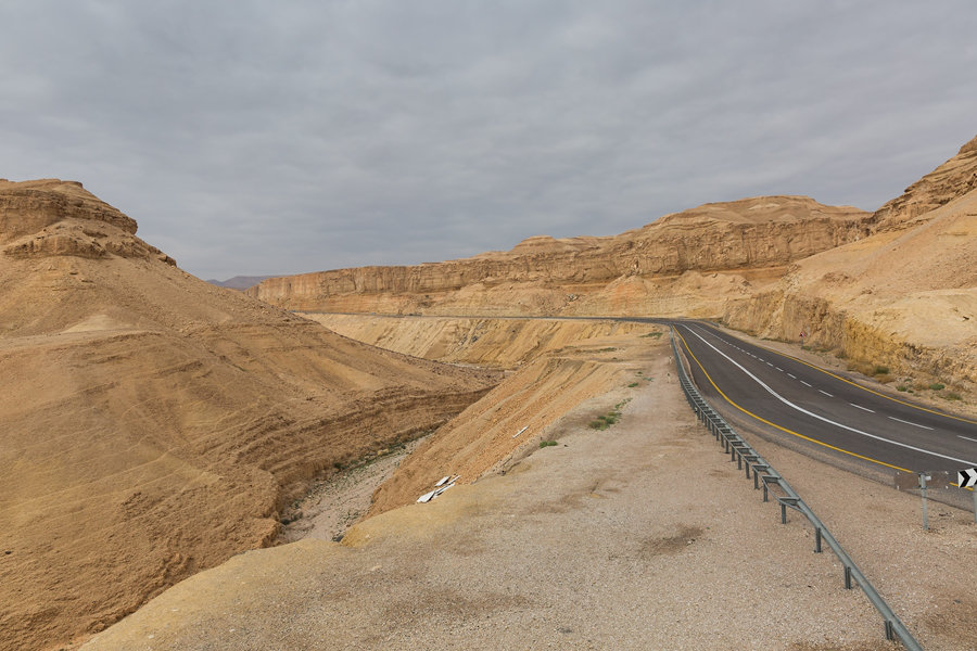 Путешествие по пустыням Израиля: дорога в пустыне Негев
